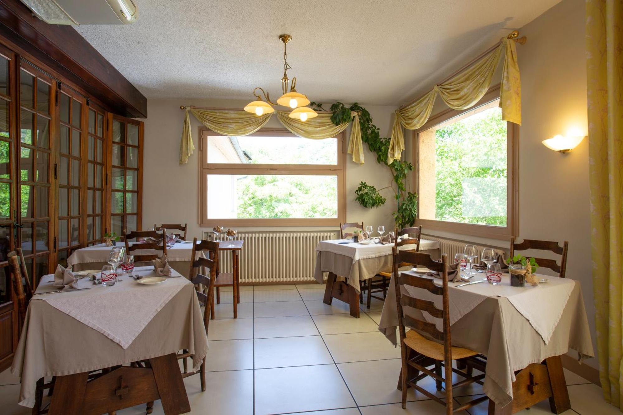 Logis Hotel Restaurant Du Pont Ambialet Экстерьер фото