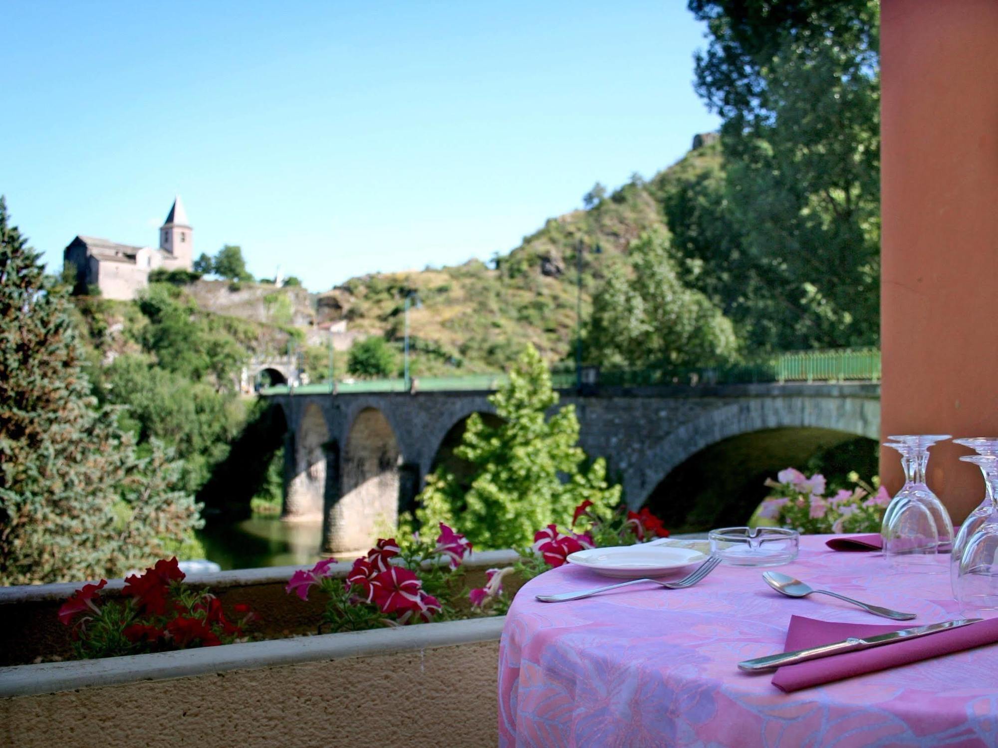 Logis Hotel Restaurant Du Pont Ambialet Экстерьер фото